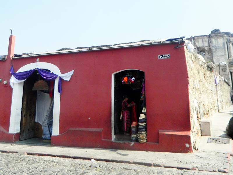 Iglesia y mercado de artesanías de El Carmen